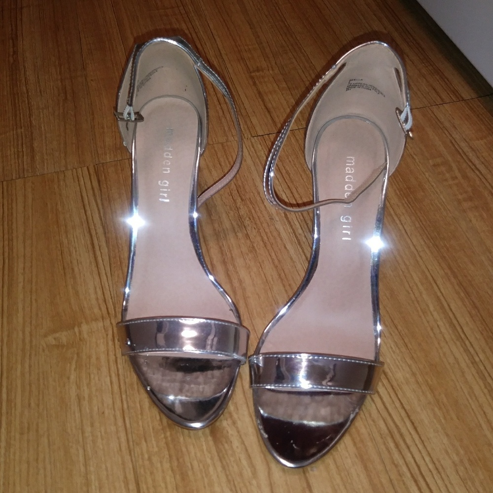 😭FINAL SALE!!😭 Silver Shoe